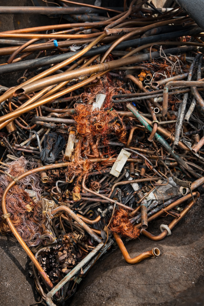 Tuberías y cable de cobre recuperados, ejemplo del precio del cobre en Chatarrería JARA